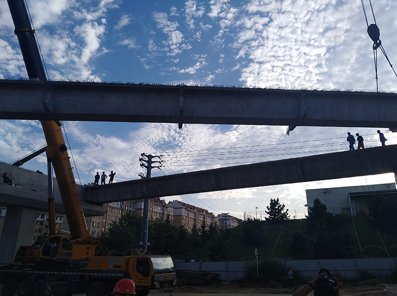 S201羊角埠高架桥箱梁吊装施工现场8